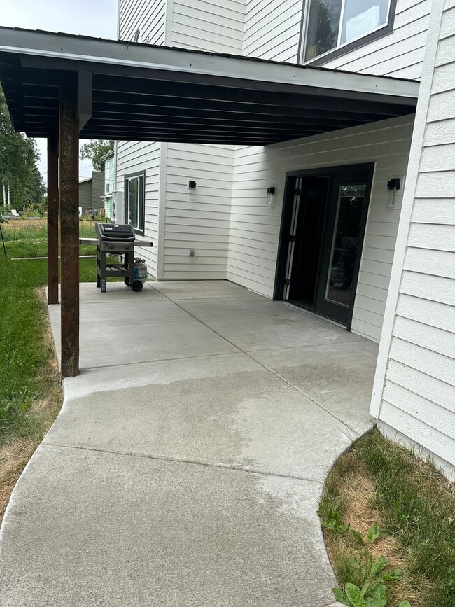 Building Photo - Ranch Living! Large 2 Bedroom/2 Bath