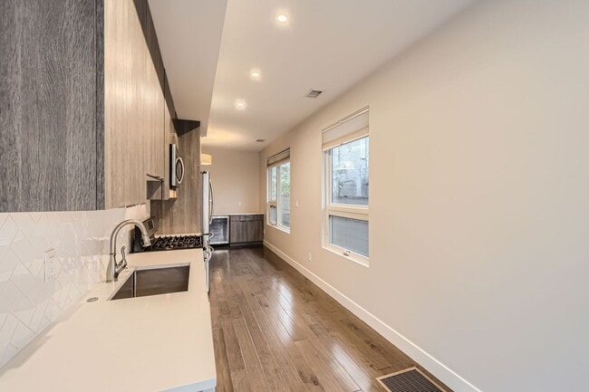 Building Photo - GORGEOUS TOWNHOUSE IN RiNo