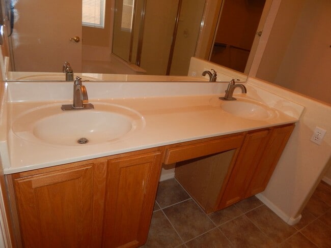Building Photo - 3 Bedroom 2 Baths 1844 Sqft in Bluffs