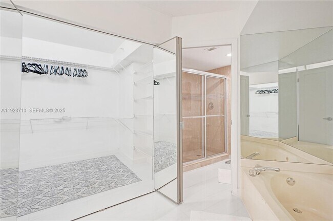 Building Photo - 3600 Mystic Pointe Dr