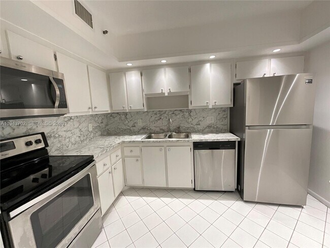 Building Photo - 919 Hillcrest Dr