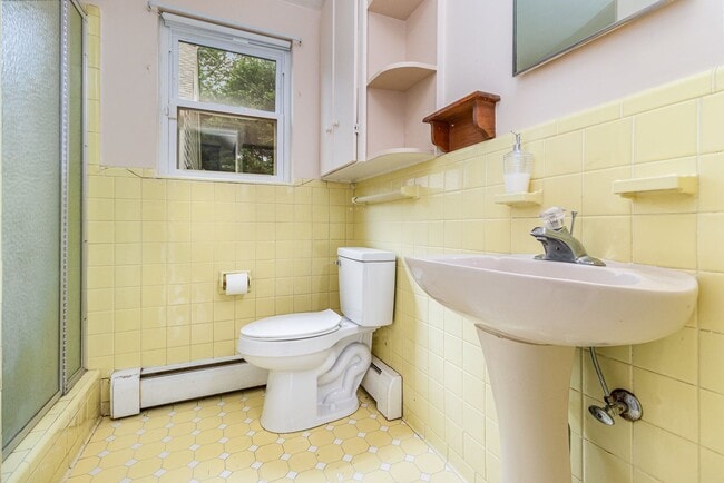 Building Photo - Coming Soon | $2,000/mo | Spacious Split-L...