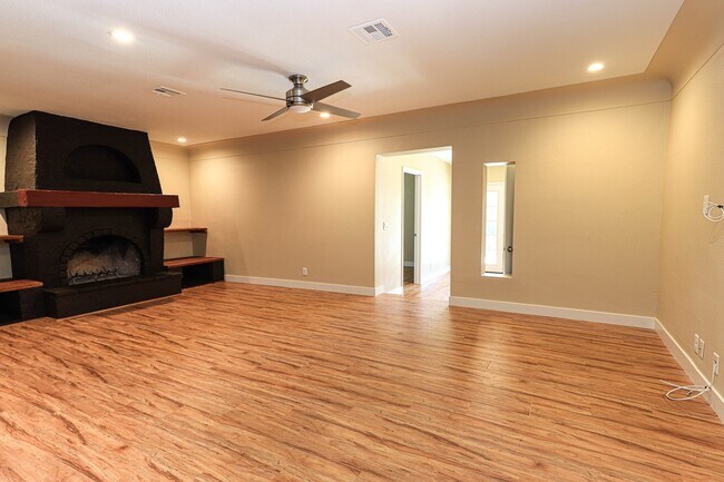 Building Photo - Single Story, Private Pool near the Art District