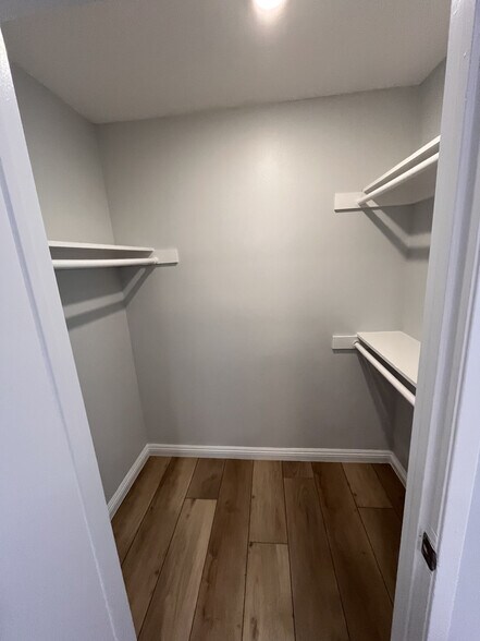 Building Photo - 2107 N Beachwood Dr