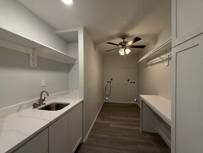 Building Photo - TWO STORY 5 BEDROOM 3 BATH HOUSE WITH SPA
