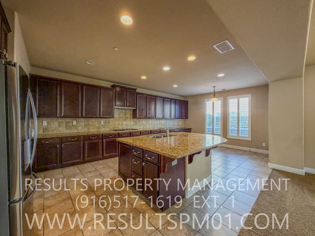 Building Photo - Elegance and spacious Mini Mansion