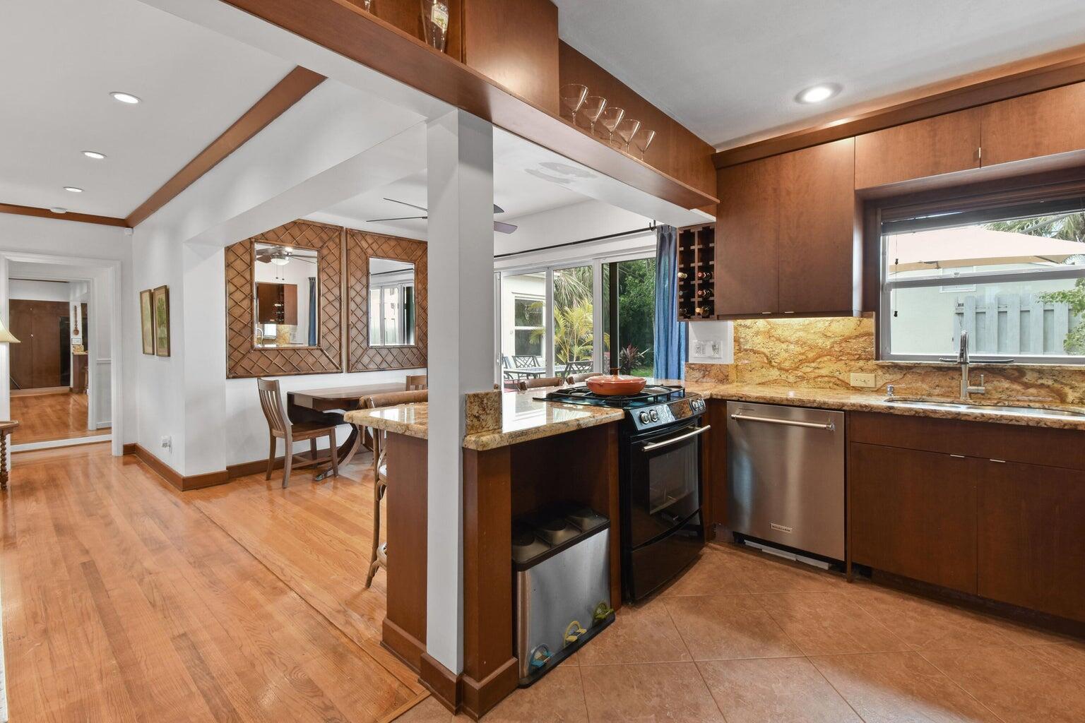 Building Photo - 1219 N Lakeside Dr