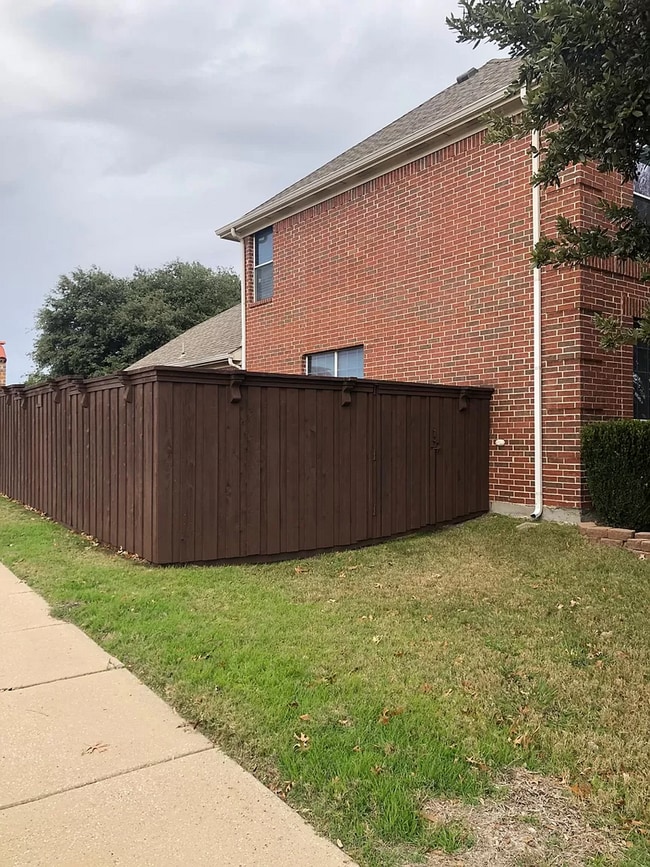 Building Photo - 5517 Crimson Oaks Dr