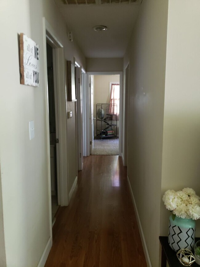 Building Photo - Spacious 3Bed/2Bath