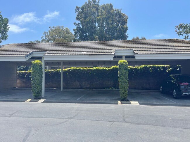 Building Photo - Bright and Spacious End-Unit Townhome in t...