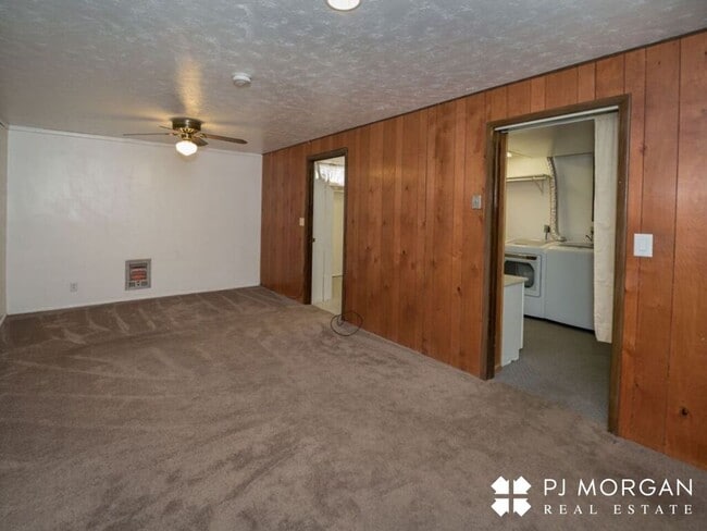 Building Photo - 3 bedroom, 1.5 bath House For Lease - open...