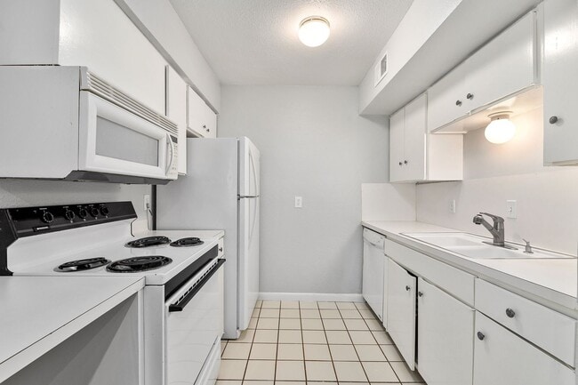 Building Photo - Great for Roommates!