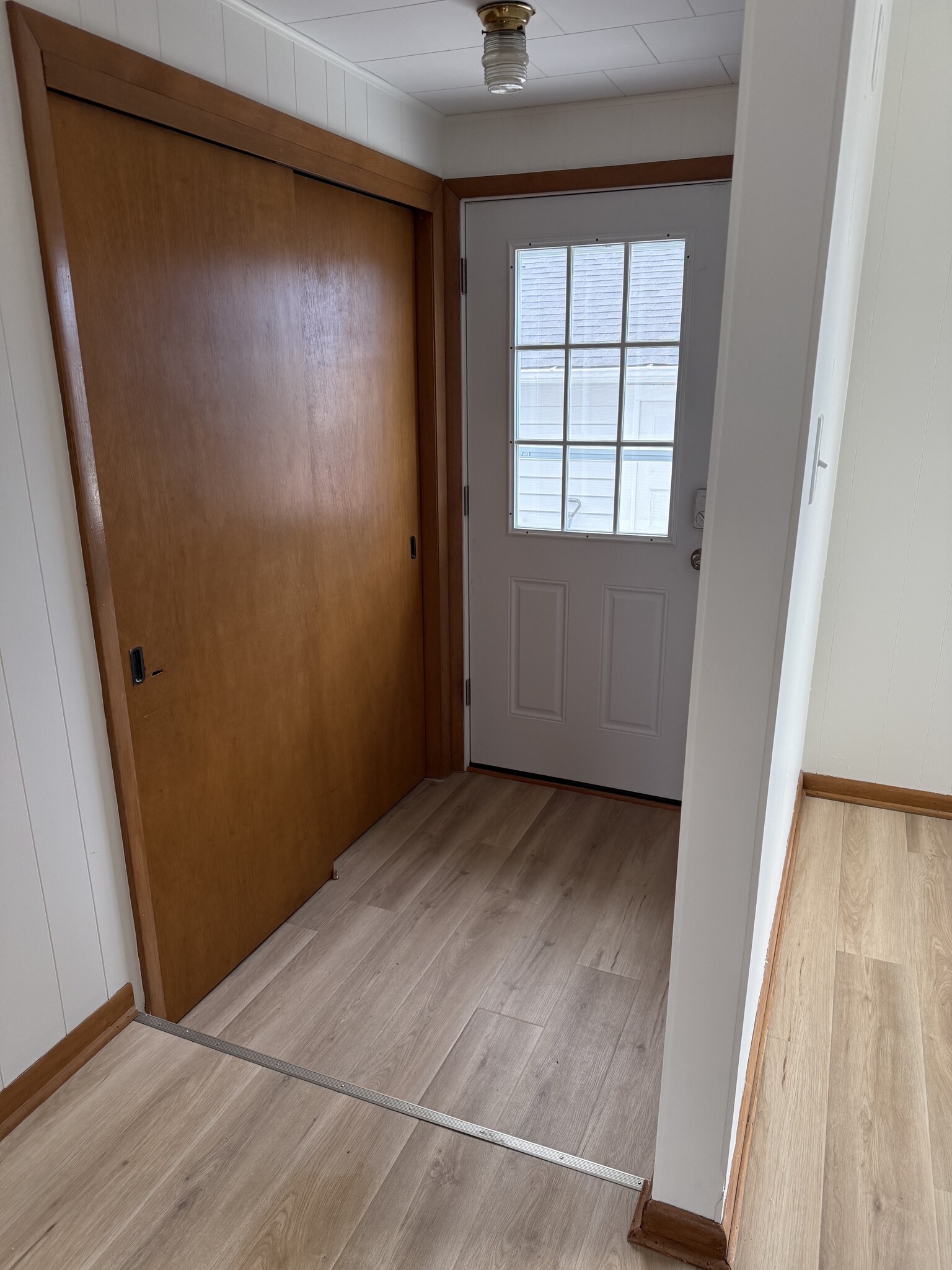 Building Photo - 966 N Green Bay Rd