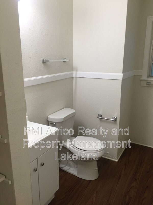 Building Photo - 124 Bassedena Cir S