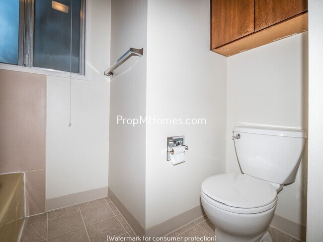 Building Photo - One Bedroom Hawthorne Apartment w/ Secure ...