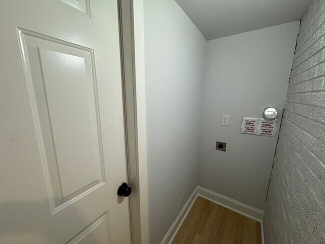 Building Photo - Adorable home minutes from everything