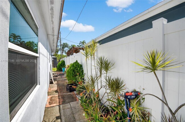 Building Photo - 554 NW 46th St