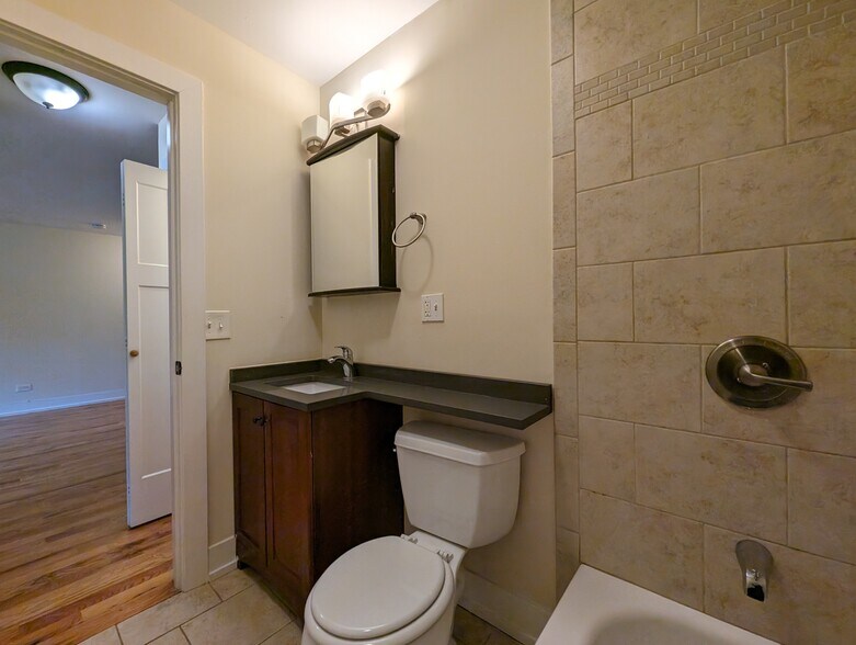 Building Photo - 557 W Arlington Pl