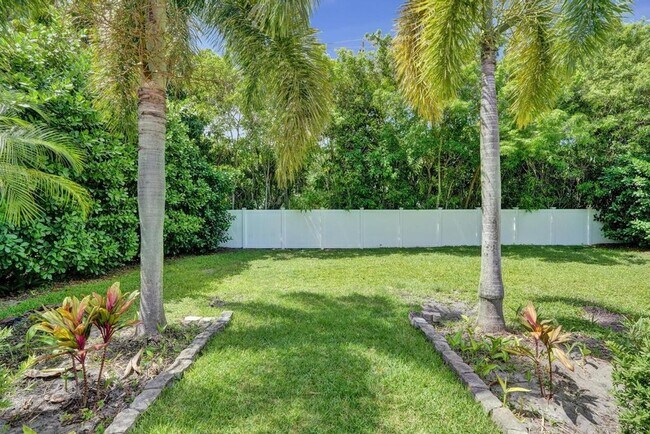 Building Photo - Boca Raton Beautifully Updated 4 Bedroom Pool Home