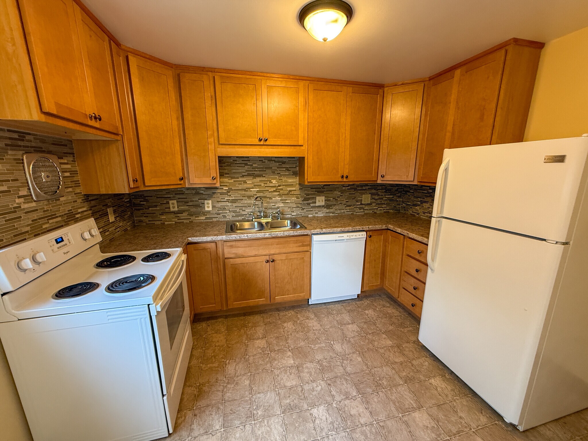 Building Photo - 426 Rushmore Ln