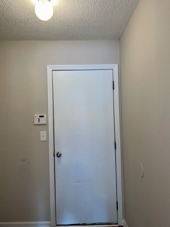 Building Photo - Updated, Spacious Brick Ranch in Great Neighbrorhood!