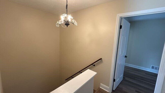 Building Photo - 5011 Meadow Ln