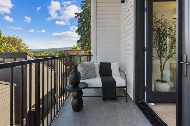 Building Photo - Skyview Townhome: Luxury Living in Lake Oswego's Premier First Addition Neighborhood