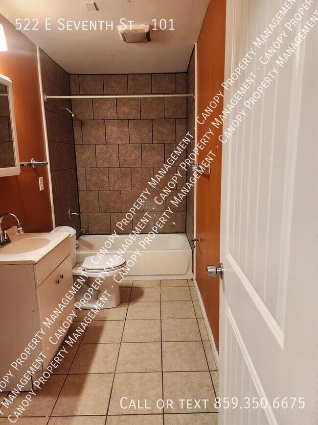 Building Photo - 522 E 7th St