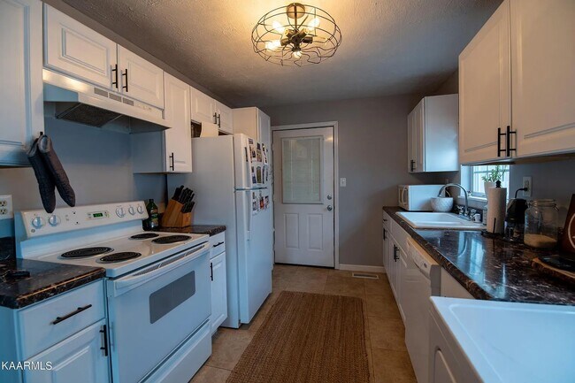 Building Photo - Updated North Knoxville Gem | Massive Fenced Yard & Prime Location!