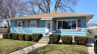 Building Photo - 3 Bedroom 1 Bath Adorable Cape Cod