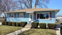 Building Photo - 3 Bedroom 1 Bath Adorable Cape Cod
