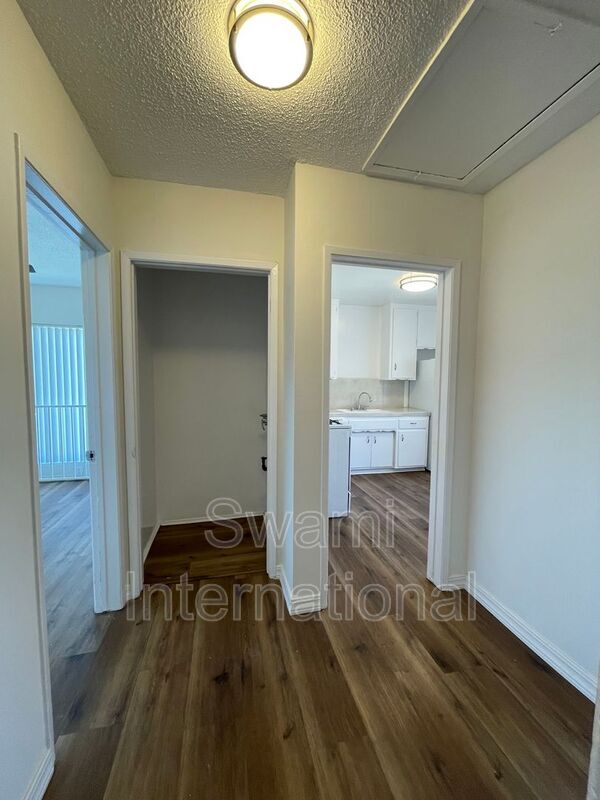 Building Photo - 860 W 50th Pl