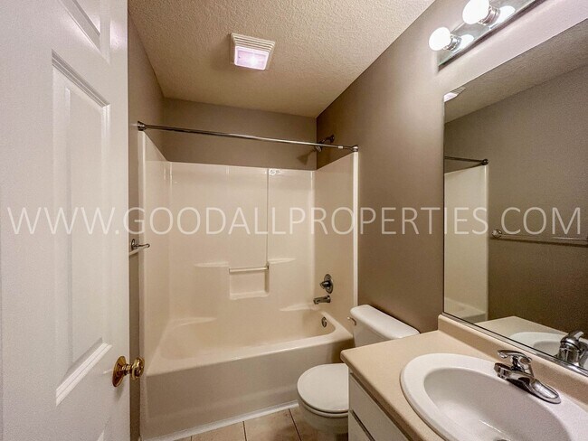 Building Photo - 3 Bedroom Single-Family home in West Des Moines with a fully fenced in yard!