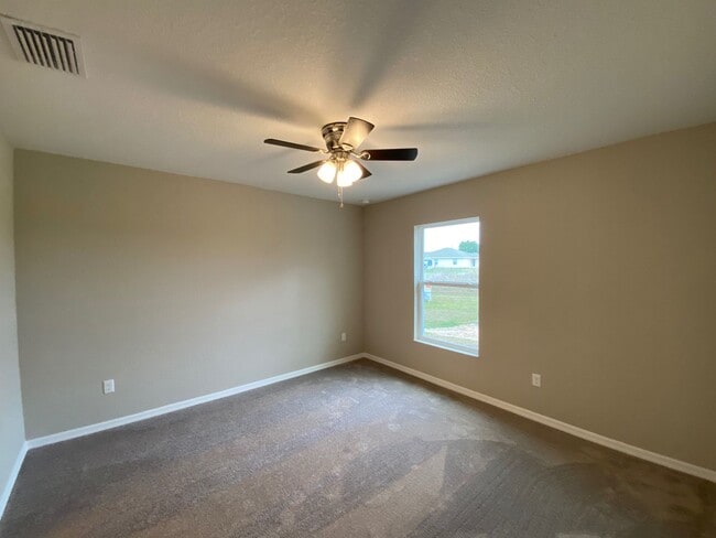 Building Photo - Custom Home - Desirable SE Ocala Neighborh...