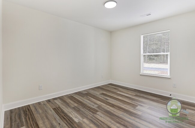 Building Photo - 113 Lyman Lodge Rd