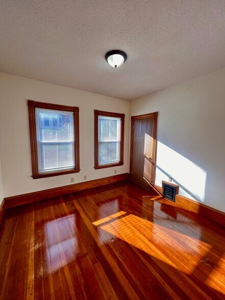 Building Photo - 22 Temple St