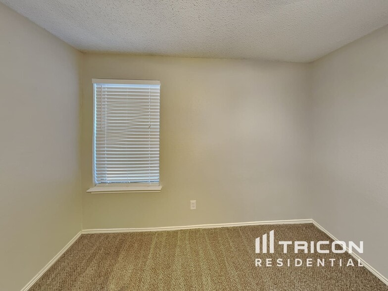 Building Photo - 4931 Darrow Ln