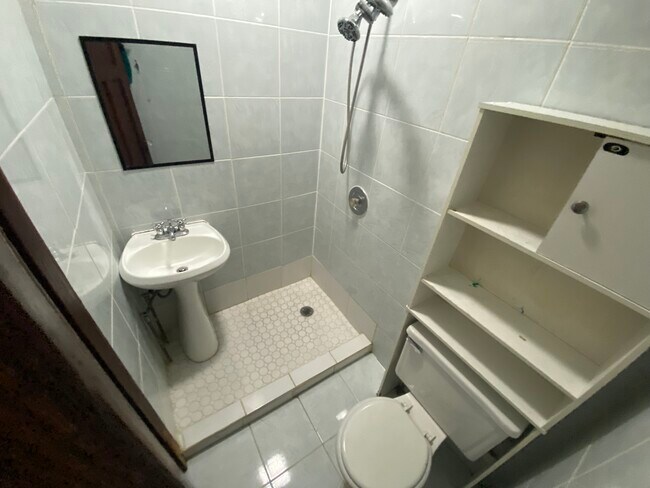Building Photo - Stunning 4br 2ba in the Heart of Bayview !