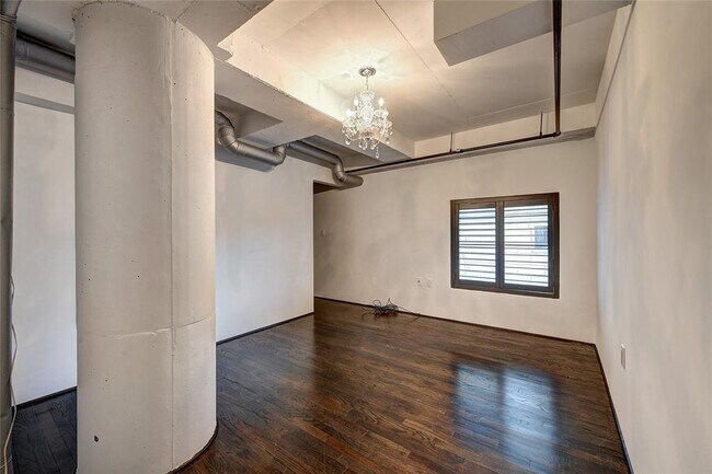 Building Photo - 1025 S Shepherd Dr