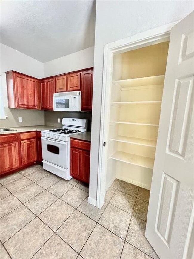 Building Photo - Spacious 4 Bed, 2.5 Bath. Perfect size and...