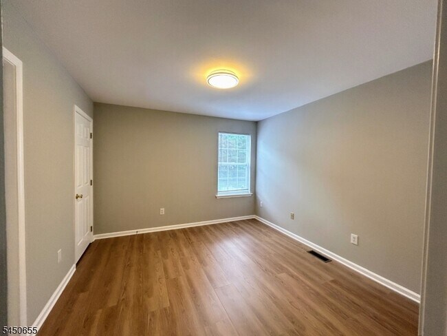 Building Photo - 2501 Vantage Ct