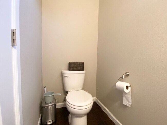 Building Photo - 3 bedroom, 2568 Sqft. home In Federal Way