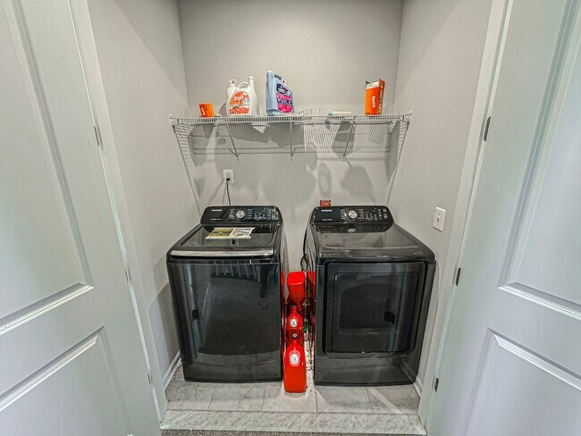 Building Photo - Stunning and Spacious 4 Bed 3.5 Bath End Unit Townhome In Highly Desired Goose Creek Club