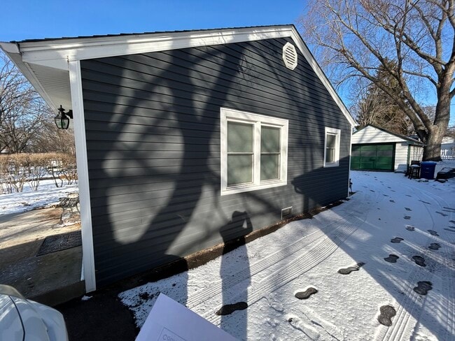 Building Photo - 807 Elm Ave