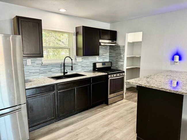 Building Photo - 2618 Creekview Dr