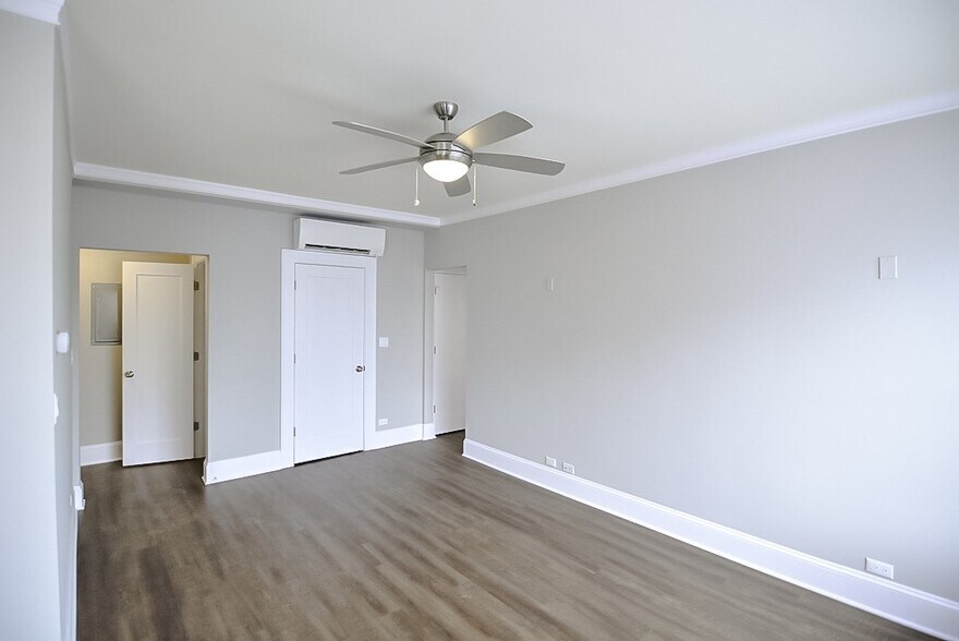 Building Photo - 817 W Lakeside Pl