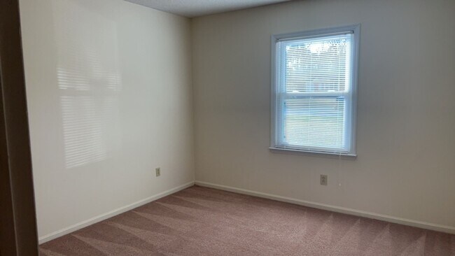 Building Photo - 2 bedroom, 1 bath Duplex