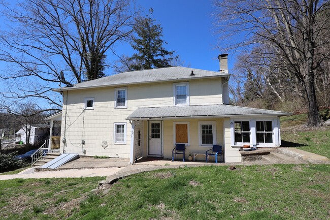 Building Photo - 48 W Branchville Rd