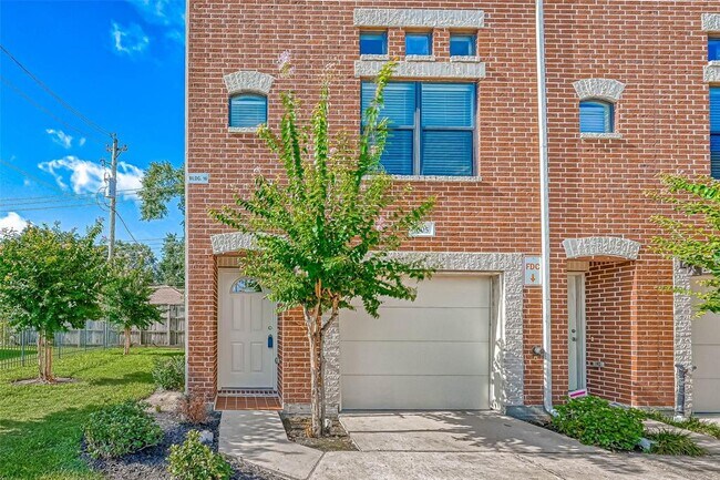 Building Photo - 2710 Hullsmith Dr