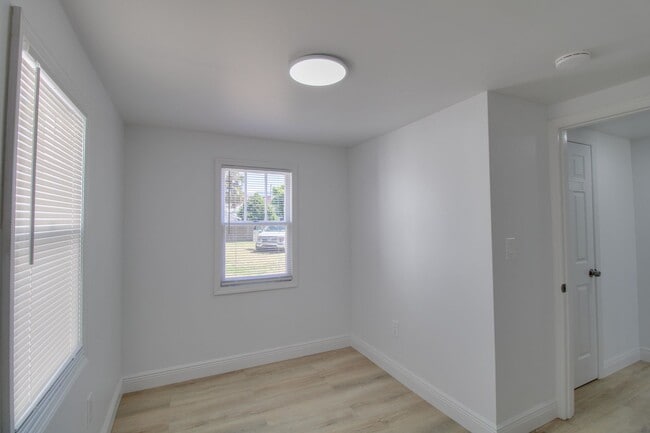 Building Photo - 236 N Oleander Ave
